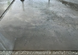 雨の駐車場